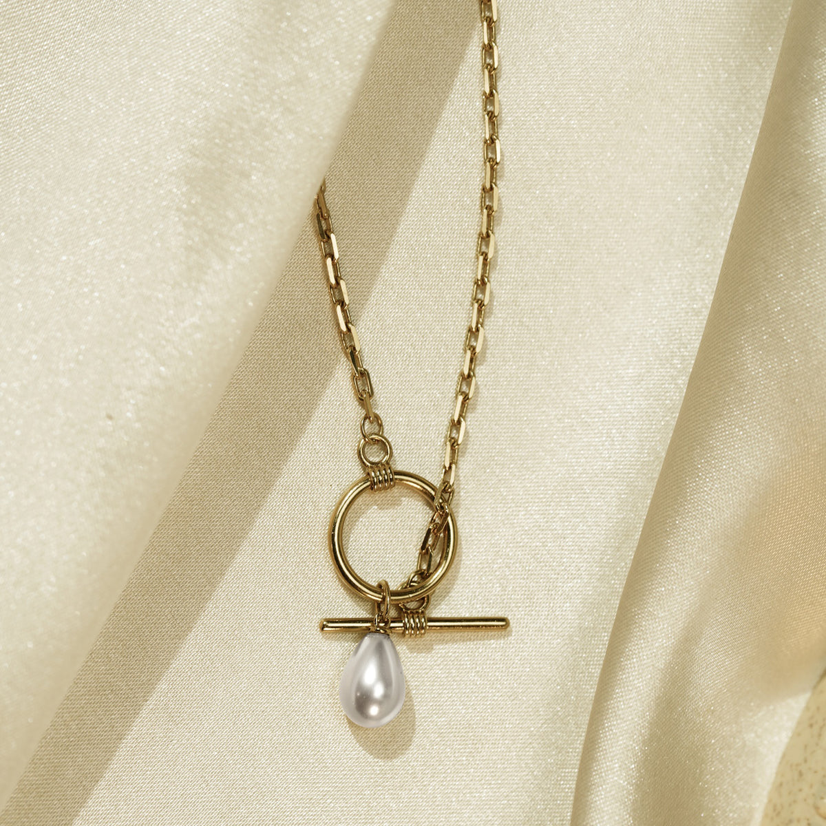 Drop Pearl Pendant Necklace
